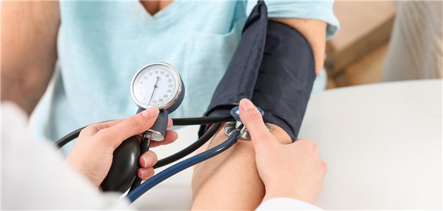 Ajay Gupta vom William Harvey Research Institute der Queen Mary University in London und ihre Kollegen resümieren, dass ihre auf den Langzeitdaten des Follow-Up der ASCOT-Studie beruhende Analyse robuste Belege dafür liefere, dass die Schwankungen der systolischen Druckwerte von Arztbesuch zu Arztbesuch kardiovaskuläre Ereignisse weit stärker determinieren als die systolischen und diastolischen Drücke selbst.