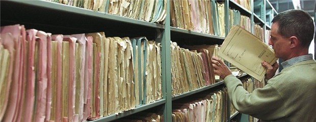 Studie deckt die Rolle von Ärzten als Stasi-Spitzel auf Aktenflut: Auch Mediziner lieferten der Staatssicherheit Informationen über Kollegen und Patienten.