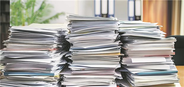 Lauterbach kündigt Entbürokratisierungsgesetz noch vor Weihnachten an Aktenstapeln den Kampf angesagt: Bundesgesundheitsminister Lauterbach will noch vor Weihnachten ein Entbürokratisierungsgesetz auf den Weg bringen.