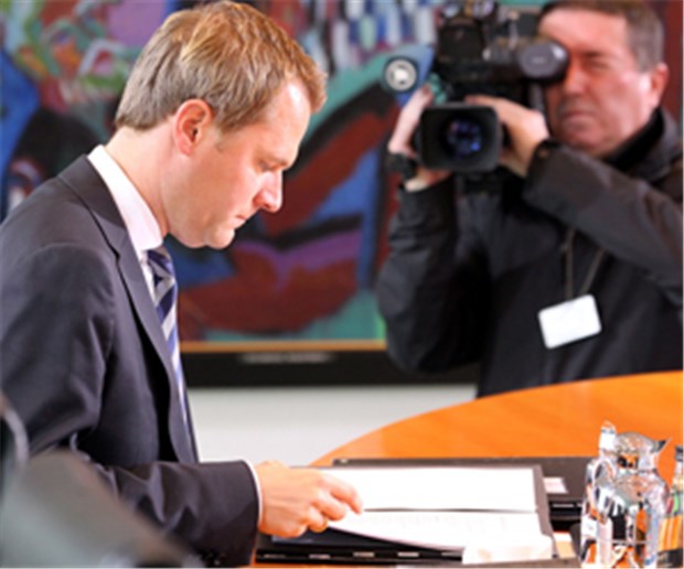 Bahr kämpft um seine Milliarden Aktenstudium im Kabinett: Bahr kämpft für den Steuerzuschuss.