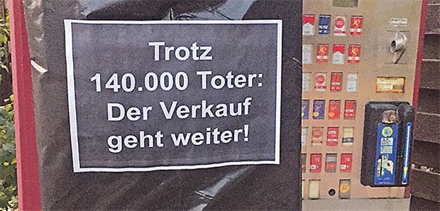 Hausarzt kämpft gegen Automaten Aktion von Hausarzt Dr. Joachim Kamp: Warnschilder vor Tabakautomaten in Emsdetten.