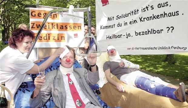 Gysi geißelt "Zweiklassenmedizin" der GKV Aktionstheater gegen die "Zweiklassenmedizin": In welche Richtung steuert das Gesundheitssystem?