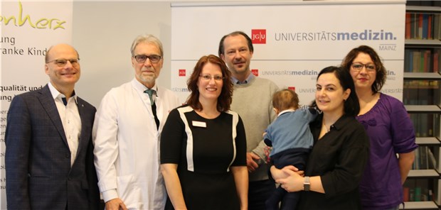 Uniklinik Mainz kooperiert mit Bärenherz Aktiv in der sozialmedizinischen Nachsorge. Von links: Rainer Neubauer, Geschäftsführer Bärenherz Kinderhospiz GmbH, Professor Dr. Fred Zepp, Direktor des Zentrums für Kinder-und Jugendmedizin der Universitätsmedizin Mainz, Pia Qudille, Leitung der sozialmedizinischen Nachsorge von Bärenherz, Dr. Frank Kowalzik, geschäftsführender Oberarzt Uniklinik Mainz, Frau Filiz Kocatürk mit ihrem Sohn Hamsa, Sabine Lindau, Sozialpädiatrisches Zentrum für Kinder und Jugendmedizin der Universitätsmedizin Mainz