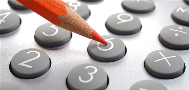 Bericht: Deutsche Staatsfinanzen auf Dauer nicht tragfähig Stift tippt auf Taschenrechner.