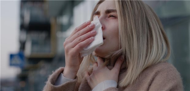 Akute Atemwegssymptome – wieviel trägt die Luftverschmutzung bei? (Symbolbild mit Fotomodell)