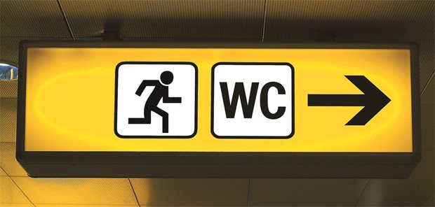 Schild, das den Weg zum nächsten WC anzeigt.
