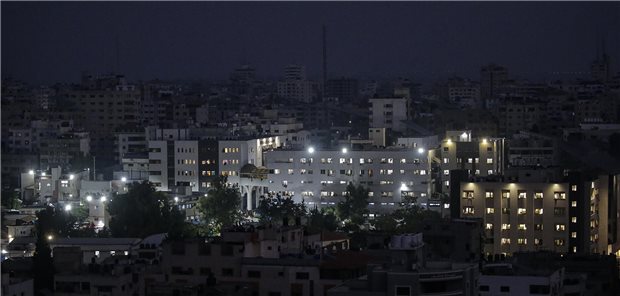 Israelische Armee: Hamas nutzt Krankenhäuser in Gaza als Basen Al Shifa hospital is lit up in Gaza City 24 October 2023.