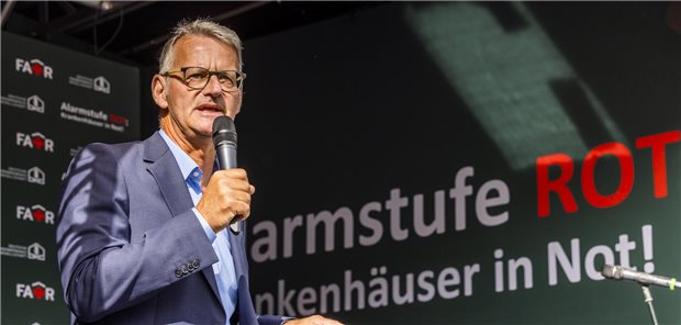 Alarmstufe Rot: Der Vorstandsvorsitzende der deutschen Krankenhausgesellschaft Dr. Gerald Gaß bei der Kundgebung am Brandenburger Tor in Berlin.