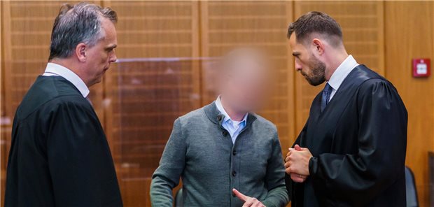 Alexander B. mit seinen Anwälten nach Prozessende vor dem Frankfurter Landgericht Mitte Juni 2023.