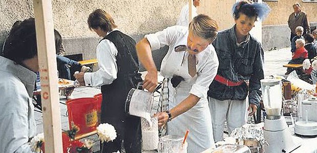 "Auch als Vertragsarzt hätte ich glücklich werden können" Alexander Ehlers als Arzt in ungewöhnlicher Aktion: bei einem Straßenfest 1984 am Stand "Zum gesunden Krokodil".