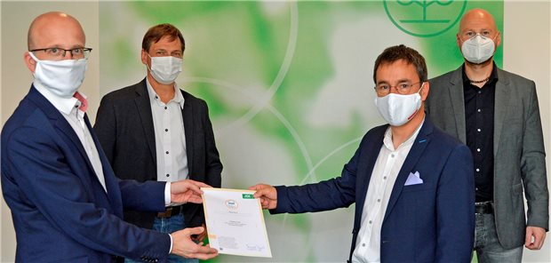 So wird die Netz-Arbeit zum Erfolg Alexander Pröbstle (v.l.), Direktor der AOK-Direktion Würzburg, bei der Übergabe des QuATRo-Siegels an Dr. Stefan Schmitt, Dr. Daniel Knelles und Heiner Redeker vom Ochsenfurter Arztnetz MainArzt im vergangenen Jahr. In der kommenden Woche wird das Siegel 2021 überreicht. Hans-Joachim Scheller / AOK-Direktion Würzburg