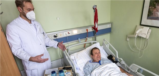 Alexey Martynov (li), Arzt am Klinikum Chemnitz, Ende Januar mit dem Patienten Sergii Bilohurov aus Charkiw. Der 46-Jährige wird seit Dezember im Klinikum Chemnitz behandelt. In der Ukraine war er auf eine Mine gefahren und hatte sich dabei eine offene Fraktur des linken Beines zugezogen.