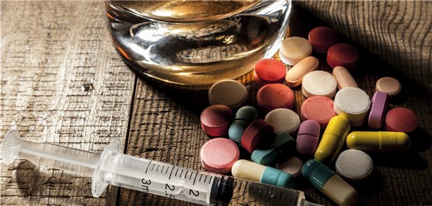 Schmerzmittel-Sucht stärker verbreitet als Alkoholabhängigkeit Alkohol, Tabletten, Drogenspritze: Die Studienautoren sehen ein riskantes Konsummuster in der Bevölkerung in Deutschland.