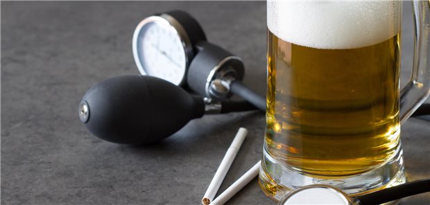 Alkohol steigert (wie Zigaretten auch) die Blutdruckwerte. Das gilt nach einer aktuellen Studie offenbar auch für geringe Alkoholmengen, die regelmäßig getrunken werden.