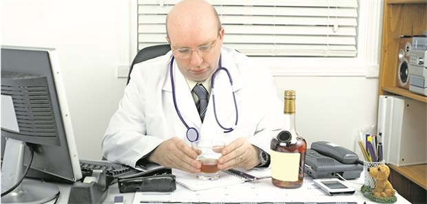 Alkohol, Cannabis und Co – wenn Ärzte süchtig werden Alkoholabhängiger Arzt – die Sucht kann auch berufliche Auswirkungen haben.