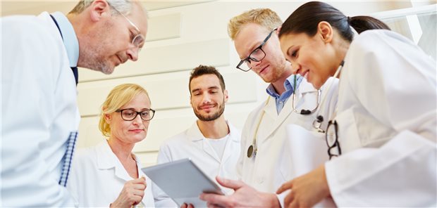 Internisten definieren Inhalte für E-Patientenakte Alle Ärztinnen und Ärzte an einem Ort, um auf Patientendaten zuzugreifen? Mit der ePA könnten die Daten für alle, die Zugriff haben, problemlos erreichbar sein. Bei den meisten Patienten ist das allerdings noch Zukunftsmusik.