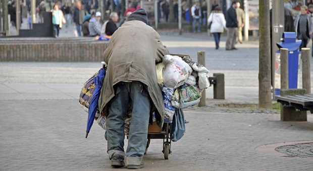 Armut macht krank Alle Habseligkeiten verstaut in Plastiktüten - ein Obdachloser in der Duisburger Innenstadt.