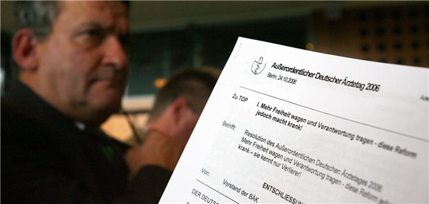 Alle Jahre wieder Anträge und Beschlüsse. 2006 beim außerordentlichen Ärztetag ging es um Freiheit und Verantwortung – damals aus Protest gegen die große Gesundheitsreform, die später im GKV-Wettbewerbsstärkungsgesetz münden sollte. Auch 2023 in Essen wird der Deutsche Ärztetag sich mit „Freiheit und Verantwortung“ beschäftigen.
