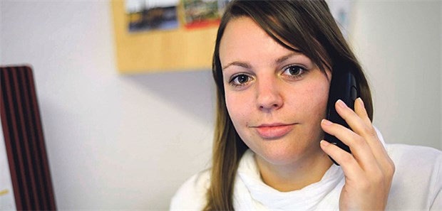 Alle sechs Wochen ruft Case-Managerin Jennifer König bei ihren chronisch kranken Patienten an.