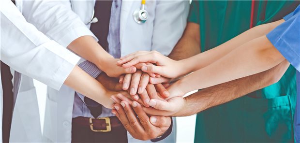 Zusammenarbeit in der Klinik: Alle wissen, was sie zu tun haben – eine Erfahrung, die DGIM-Vorsitzender Professor Sebastian Schellong während der Pandemie im Klinikalltag gemacht hat.