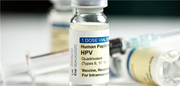 HPV-Virusimpfstoff in Injektionsflasche und Spritze