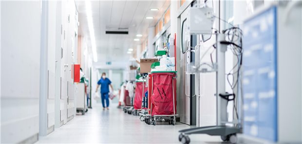 Ein Flur im Krankenhaus