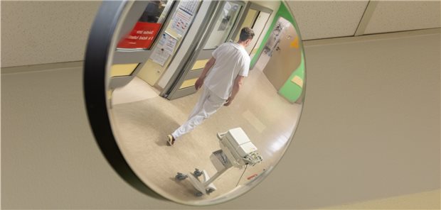 Personaluntergrenzen und Corona machen Kliniken zu schaffen Allein auf weiter Flur. In Krankenhäusern fällt derzeit überdurchschnittlich viel Personal aus.
