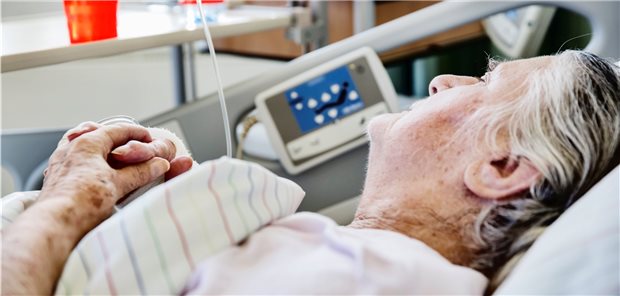„Demenzsensible“ Krankenhäuser sind noch die Ausnahme Allein im Krankenhaus. Gerade Demenz-kranke Menschen sind mit der ungewohnten Situation oft überfordert.