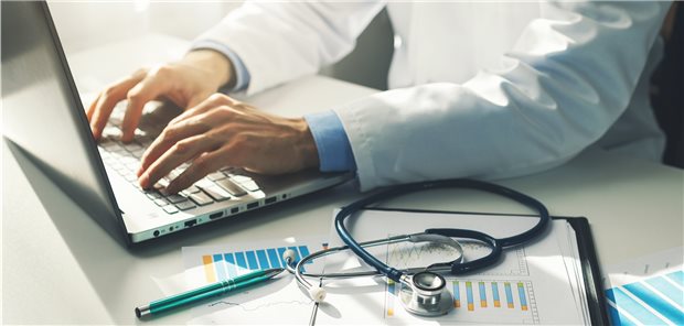 Allein in den letzten acht Wochen soll es laut KVWL 15 Störungen der TI gegeben haben, die im Durchschnitt 7,5 Stunden anhielten. Die KV fordert daher, zukünftig nur ausreichend erprobte Anwendungen in den Praxen zu implementieren.