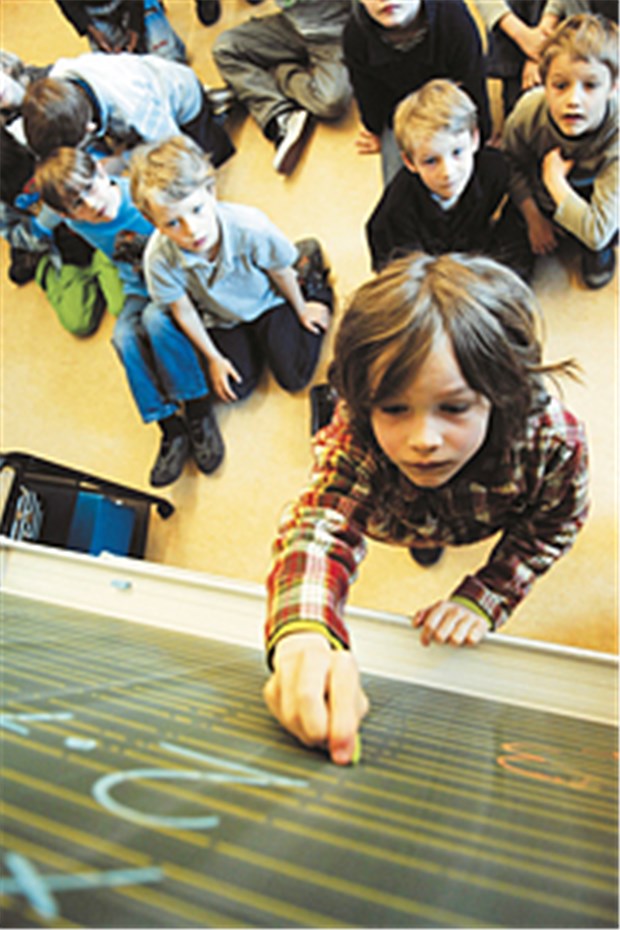 Was sind die Risikofaktoren für eine Rechenschwäche? Aller Anfang ist schwer: Grundschüler beim Rechnen.