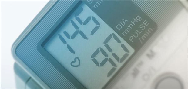 Ein digitales Blutdruckmessgerät das einen systolischen Blutdruckwert von 145 mmHg anzeigt.