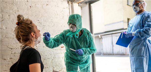 Ambulante Versorgung mindert COVID-19-Risiken Alles besser als im Krankenhaus. Abstrich im Hinterhof einer Praxis in Berlin-Kreuzberg.
