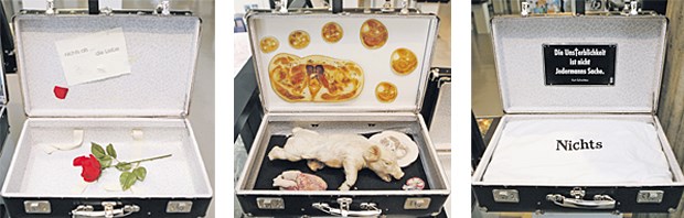 Die Koffer für die letzte Reise sind gepackt Alles drinnen für den großen Abschied. Koffer von Lilo Rühl, Reisespezialistin, Gunther von Hagens, Arzt und Plastinator, Michael Berger, Künstler (v.l.)