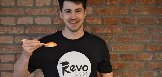 Fisch aus dem 3D-Drucker: Was steckt da drin? Alles echt, bis auf den Lachs: Robin Simsa, Chef von Revo Foods, hält seine Fischalternative als Sushi drapiert in den Stäbchen.