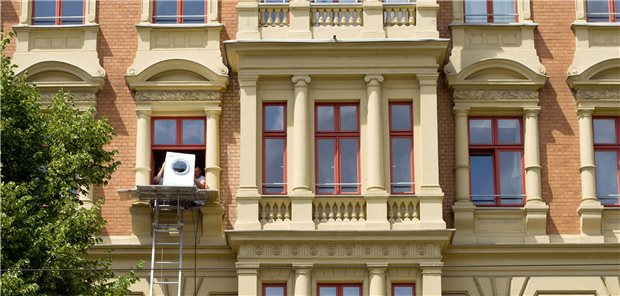 Alles im Griff? Beim Praxisumzug kann nicht nur die Waschmaschine zu Schaden kommen. Die Haftungsfrage sollte bereits vorab geklärt sein.