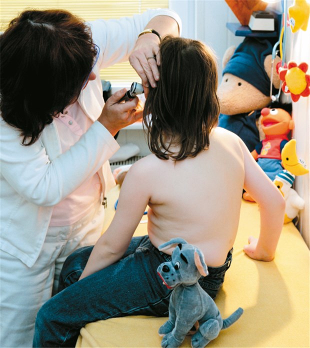 "Ein Kinderschutzgesetz kann sinnvoll sein" Alles in Ordnung? Schon heute haben Ärzte die Möglichkeit, den Jugendämtern Anzeichen auf eine Kindeswohlgefährdung zu melden.