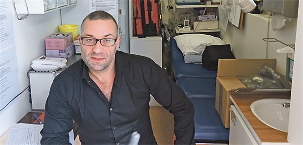 Ein Schiffsarzt als Praxismakler Alles klar Schiff? Privatdozent Christian Ottomann in seiner maritimen Praxis an Bord.