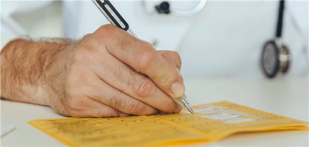 Hausarzt soll Impfnachweise gefälscht haben Alles korrekt? Bei einem Arzt in Bayern ist jetzt der Verdacht aufgekommen, er habe Impfbescheinigungen gefälscht. (Symbolbild)