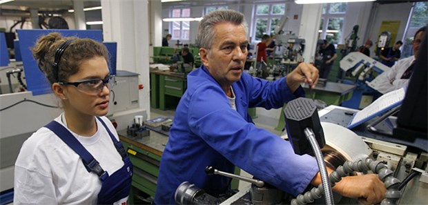 Alles paletti an der Drehbank? Gesunde Mitarbeiter sorgen meist auch für ein wirtschaftlich gesundes Unternehmen.