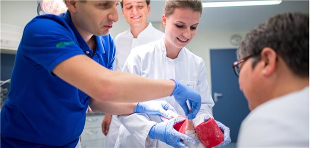 Alles richtig gemacht beim Eingipsen? In Bayern sollen Medizinstudenten bei ihrer Famulatur in einem speziellen Programm unterstützt werden.