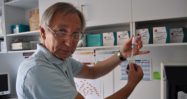 Der Doktor allein zu Haus Alles selber machen - das hält auf.