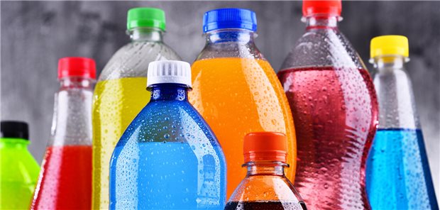 Flaschen mit verschiedenen Getränken