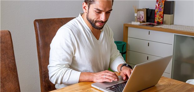Die Homeoffice-Herausforderung Alles so schön entspannt hier – viele Deutsche würden das Homeoffice auf Dauer dem Büro vorziehen, wie eine Studie ergab.