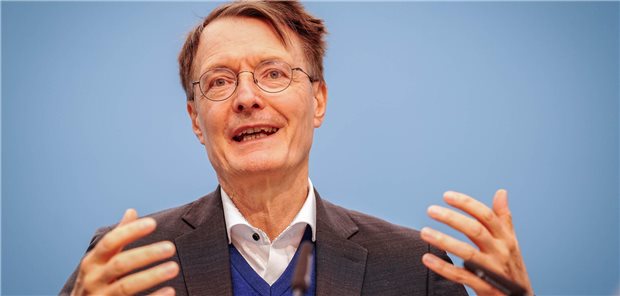 Lauterbach dementiert finanzielle Schieflage der sozialen Pflegeversicherung Bundesgesundheitsminister Karl Lauterbach