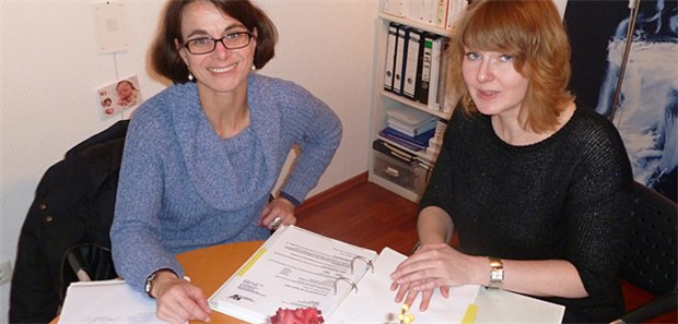 Work-Life-Balance in der Einzelpraxis Allgemeinärztin Maike Döbbelin (l.) und MLP-Beraterin Susanne Ouali klärten gemeinsam Fragen zur Praxisübergabe.