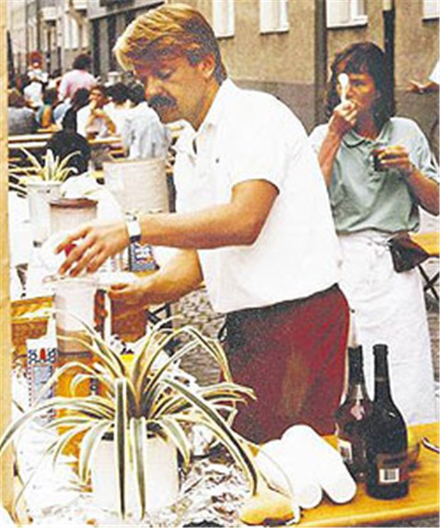 Bunte Schaufenster gegen das Werbeverbot Allgemeinarzt Alexander Ehlers 1984 am Stand der Arztpraxis beim Straßenfest in München. Das Motto: "Zum gesunden Krokodil".