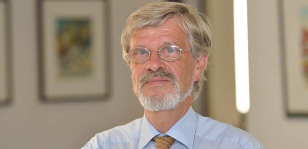 Sahnehäubchen vor dem Ruhestand Allgemeinarzt Dr. Jörg Stüber arbeitet nach dem Verkauf seiner Praxis in seinen alten Räumen - nun ein MVZ.