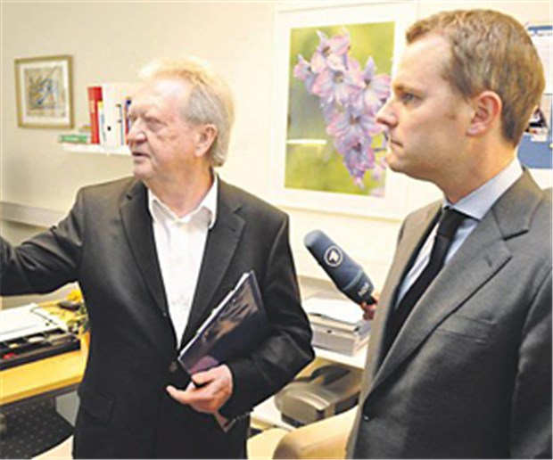 Bahr lässt Ausnahme für Arzneiabgabe prüfen Allgemeinmediziner Dr. Uwe Denker (links) zeigt Gesundheitsminister Daniel Bahr die Praxis ohne Grenzen in Bad Segeberg.