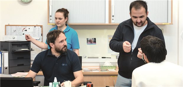 Allgemeinmediziner Florian Stöckel und MFA Lisa Heger versorgen einen arabisch sprechenden Patienten in der Akutpraxis Gera. Mohamad Shadi Alajlouni unterstützt als Dolmetscher.