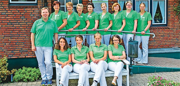 Erst eine Anstellung, dann eine ganze Praxiskette Allgemeinmediziner Raimund Leineweber mit seinem Team aus der Büchener Praxis.